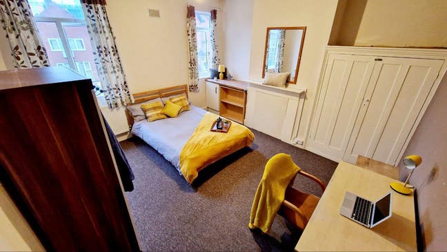 Spacious Double Room 🛏️ Near Train Bus Station🚉 Main Photo