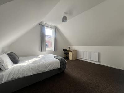 Modern Rooms in Stylish 4-Bed Detached House  Main Photo
