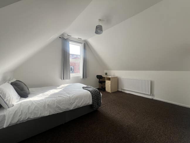  Modern Rooms in Stylish 4-Bed Detached House  Main Photo