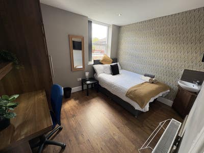 1 room available NOW in beautiful property! Main Photo