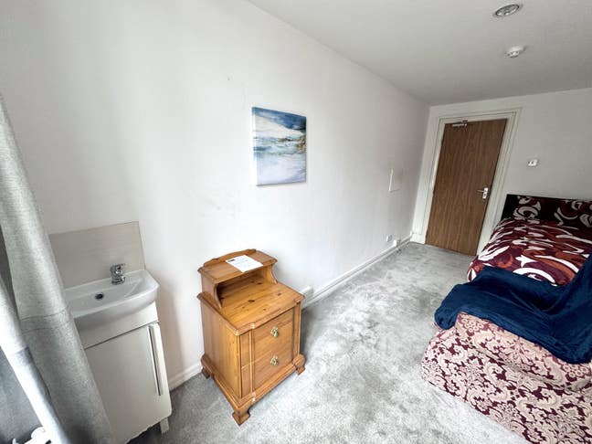 Furnished room to rent, book your viewing today! Main Photo