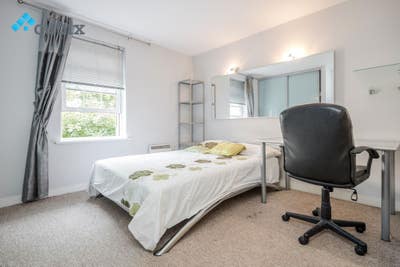 Large 5 bed apartment with 2 bathrooms in ZONE 1 Main Photo