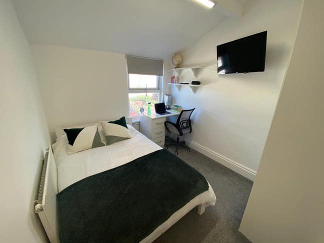 One room in professional house share  Main Photo
