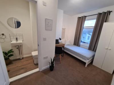  Refurbished Friendly House  - Black Bull Rd Main Photo