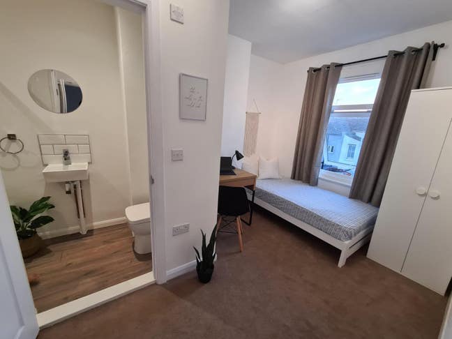  Refurbished Friendly House  - Black Bull Rd Main Photo