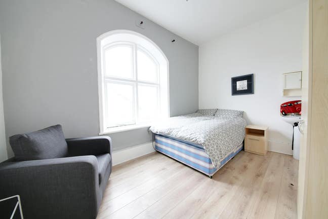 Furnished Bright & Airy Room, All Bills Included Main Photo