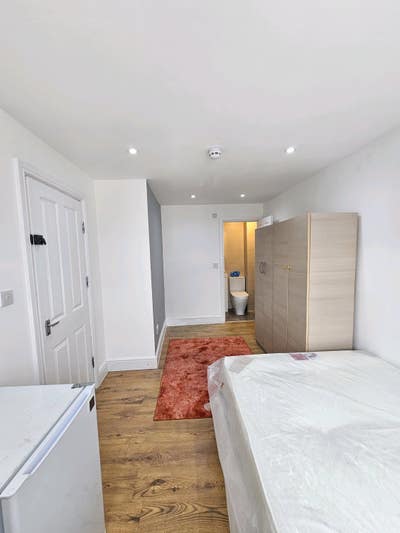 Refurbished: Double Ensuite: All Bills Included Main Photo