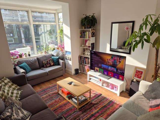Lovely room in a gorgeous Stokey house! Main Photo