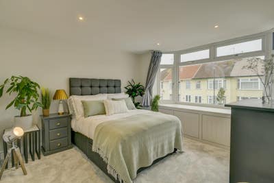 Girl's Room: Sociable & Professional Houseshare Main Photo