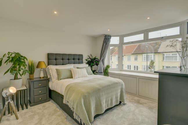 Girl's Room: Sociable & Professional Houseshare Main Photo
