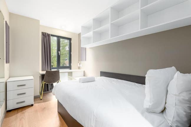 Parade green Oxford Brookes Student room: En-suite Main Photo
