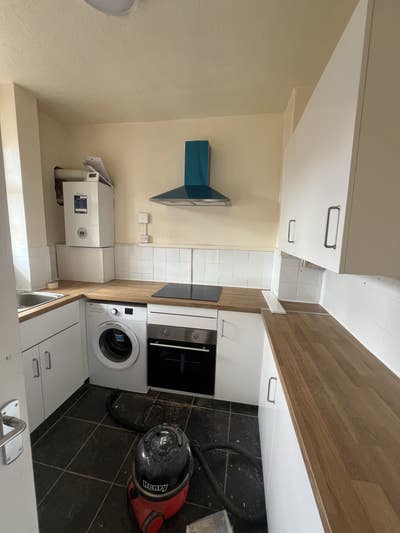 Newly refurbished - 3 double bedrooms in Oval! Main Photo