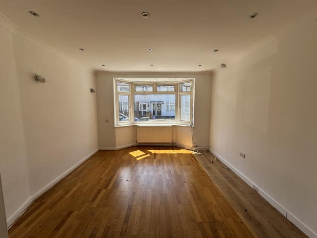 4 Bedroom House In Mitcham Main Photo