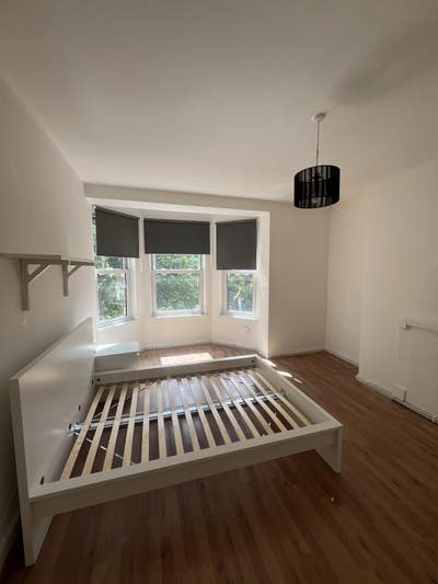Whole flat - 3 bedrooms with living room! (64Lil) Main Photo