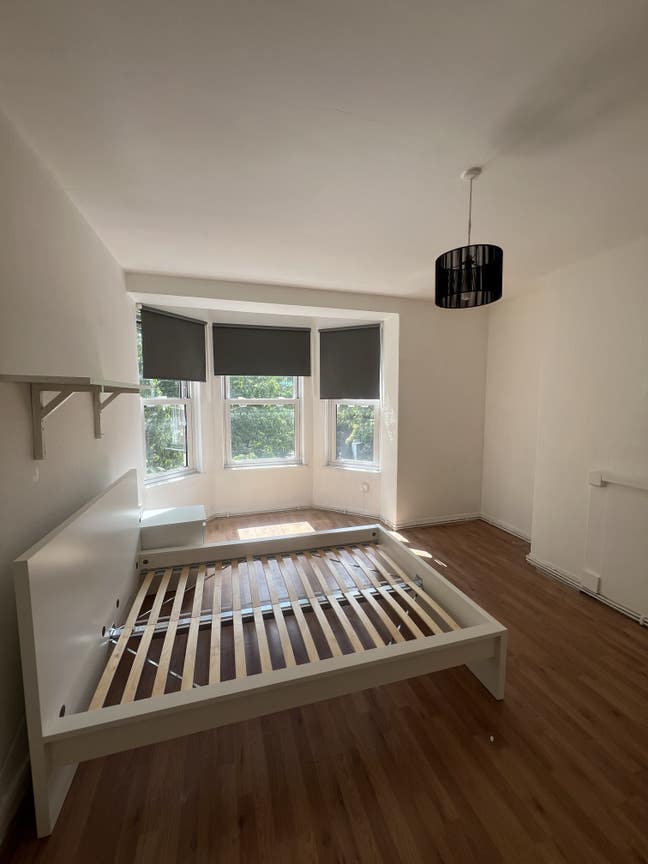 Whole flat - 3 bedrooms with living room! (64Lil) Main Photo