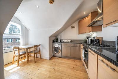 Bright 2 bedroom flat in residential area Main Photo