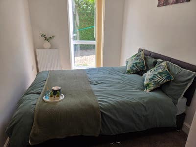 Fully Furnished Double En-Suite Room in Shared Hou Main Photo