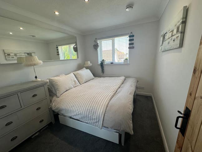 Luxury Ensuite Rooms in Modern 4-Bedroom Home – Cr Main Photo