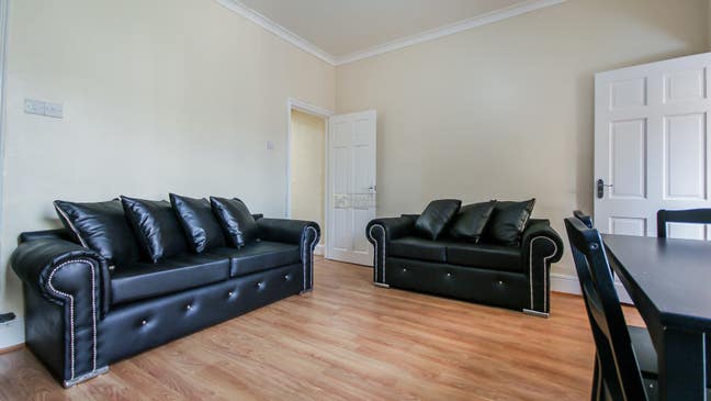 Individual Room in 3 bed Property  Main Photo