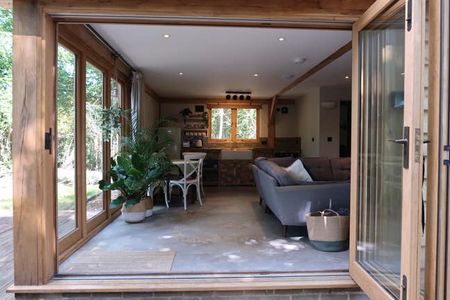 Detached 1 bedroom annexe available mon-fri Main Photo