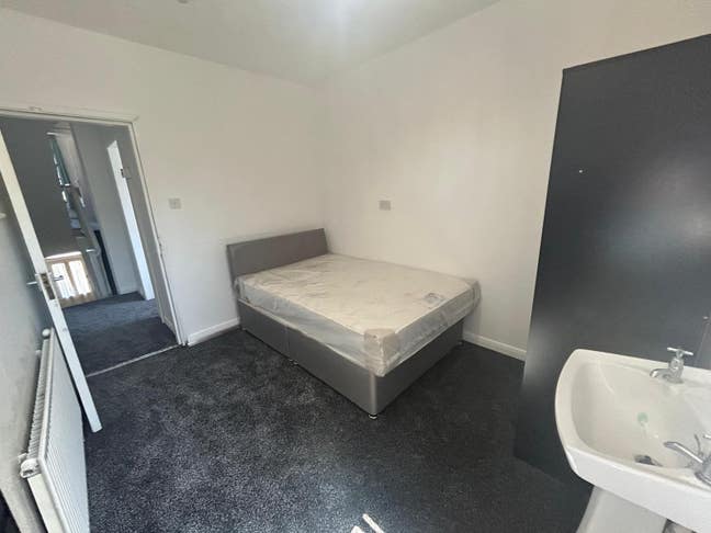 Newly refurbished 6 bed property off Spring Bank Main Photo