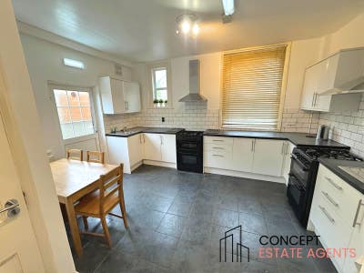 8 Bed 2 Bath House on Heathfield Road, Wandsworth Main Photo
