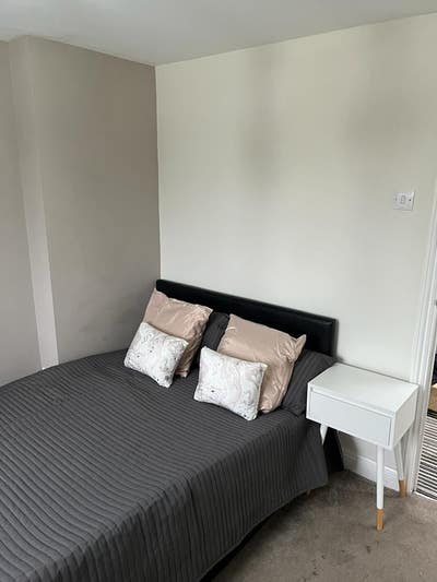 Ensuite - Close to the M5, Rolls Royce & the Mall Main Photo