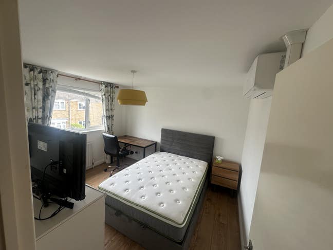Double *air conditioned* room, spacious house Main Photo