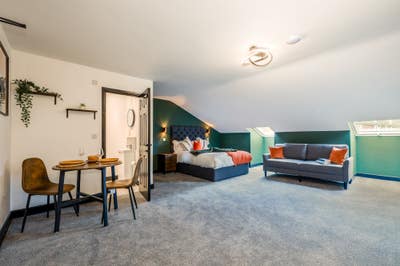 "Spacious Studio Apartment Opposite George Eliot" Main Photo
