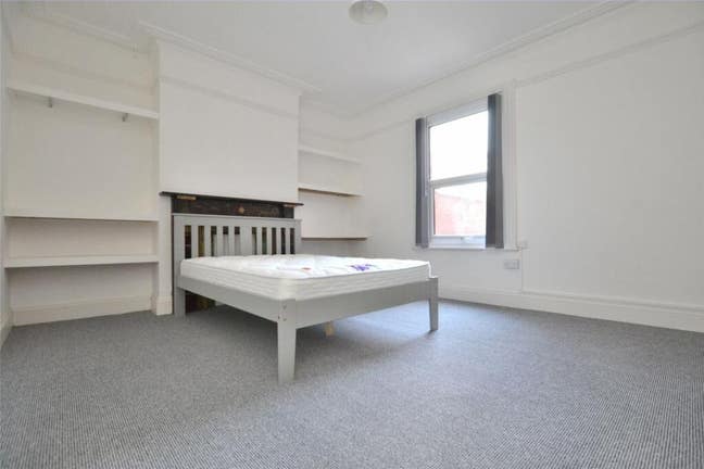 6 Large Double Rooms Availible!!! Main Photo