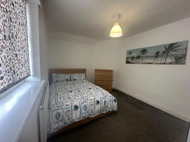 Double bedroom with bills included near amenities  Main Photo