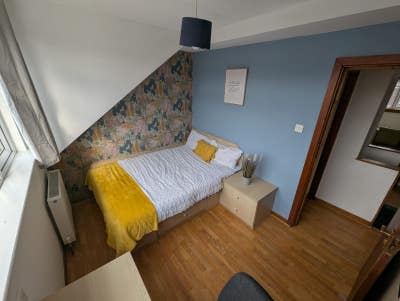 20% off April Rent- Burley Train Station 3 Mins :) Main Photo