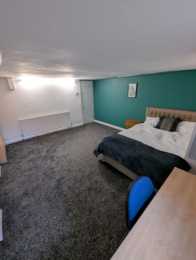 Fab rooms next to Burley train station!!  Main Photo