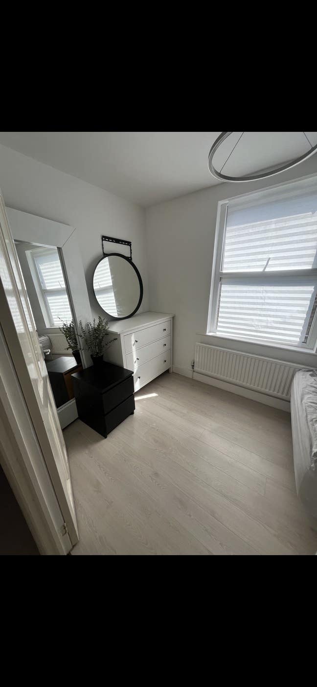 Small double room in family home Main Photo