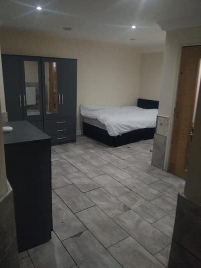 Single & Double Rooms in a 3-bed flat BL1  Main Photo