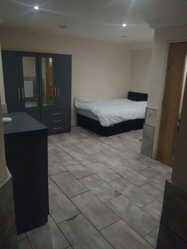 Single & Double Rooms in a 3-bed flat BL1  Main Photo