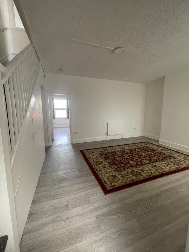 4 bedroom flat: Newly renovated and spacious Main Photo