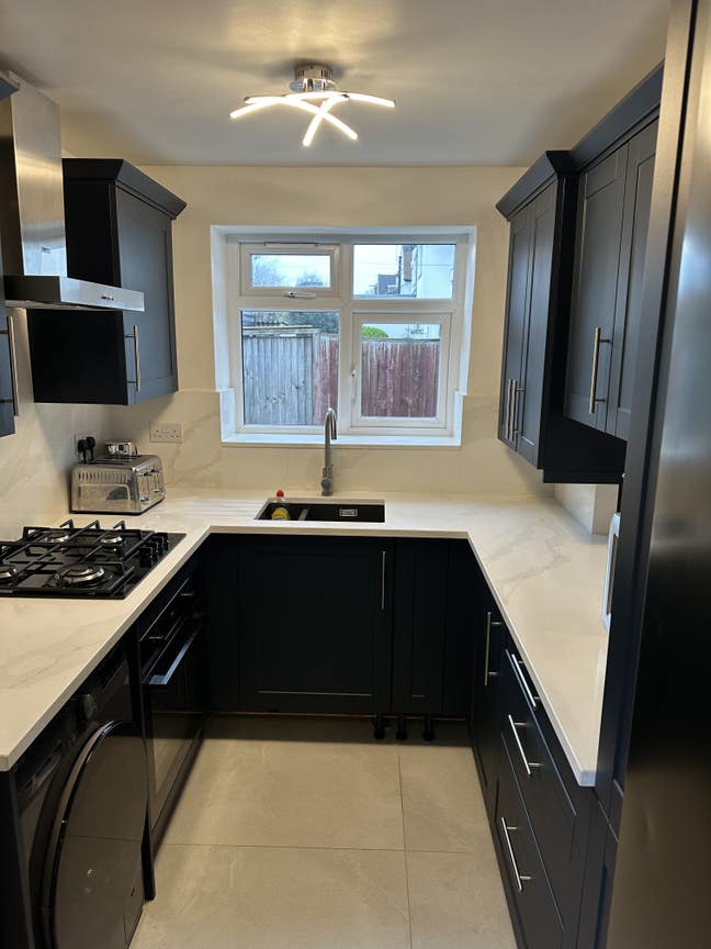 Double room in refurbished garden flat Main Photo