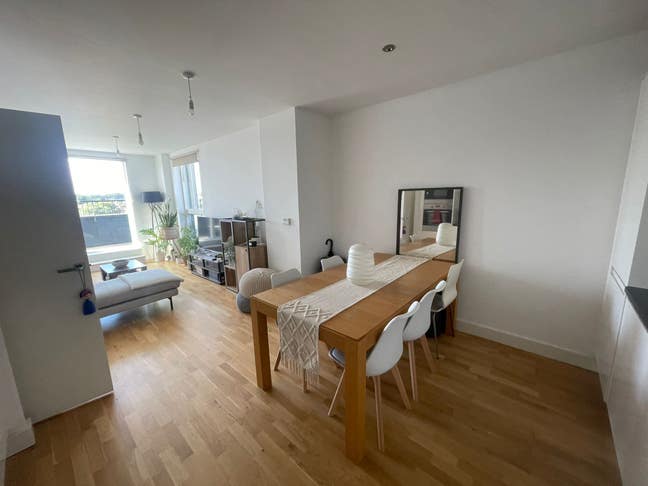 Short term Luxury 5th floor apartment w. balcony  Main Photo