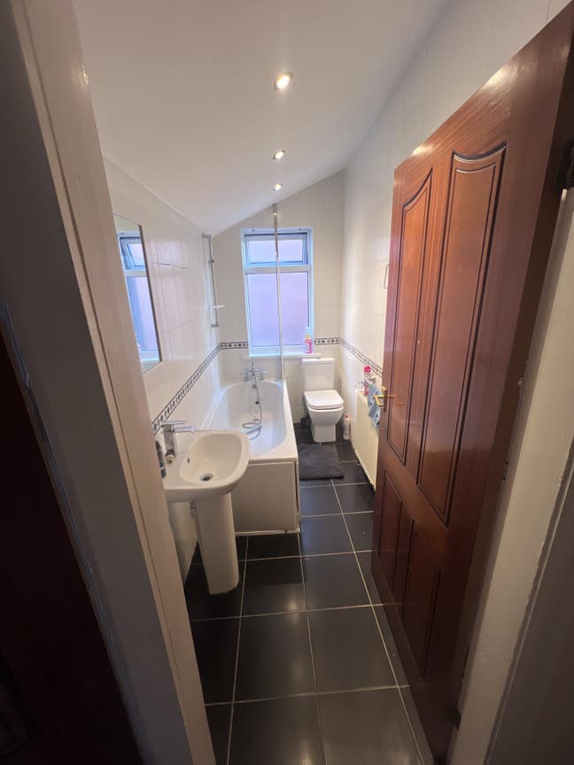 Room available with ensuite Main Photo