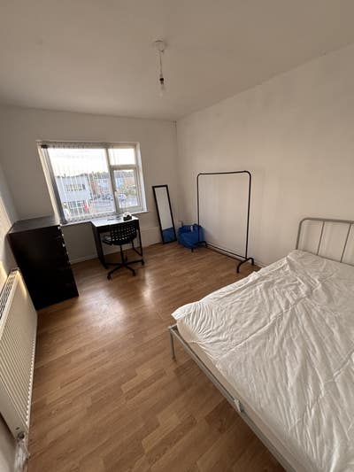 Spacious rooms in sun facing flat (bills included) Main Photo