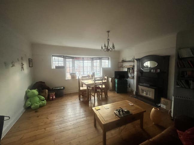 Spacious double room in Purley Main Photo