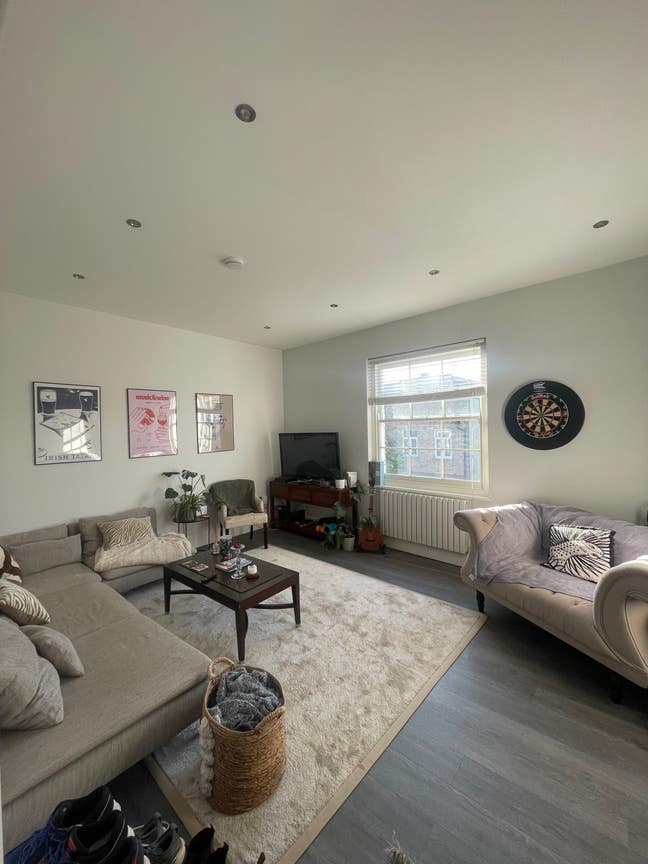Large Double Room with Private Bathroom Main Photo