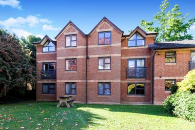 Sunny double bed room available in Summertown Main Photo