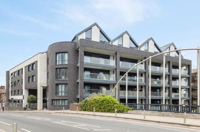 Large Canal Side 2Bed 2Bath 2min to Elizabeth Line Main Photo