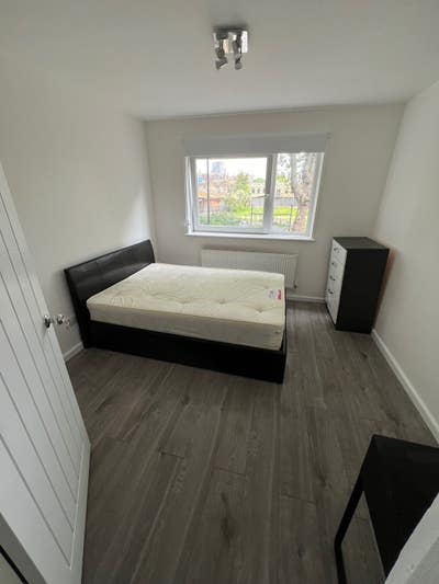5 bedroom flat in BOW E3 3BZ  Main Photo