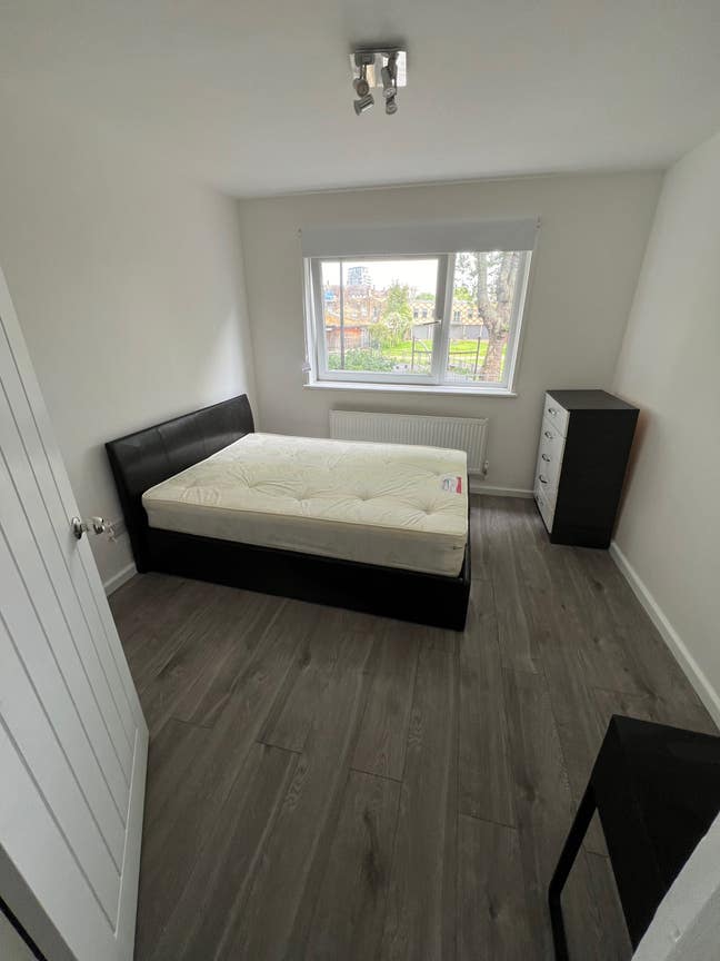 5 bedroom flat in BOW E3 3BZ  Main Photo
