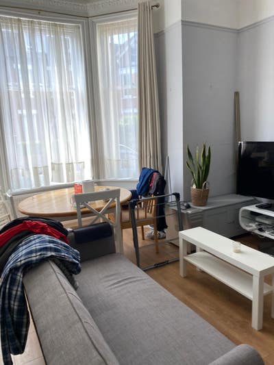Large Bedsit room -bills included except electric Main Photo