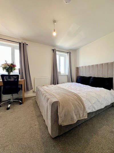 Modern Large Double Room  Main Photo
