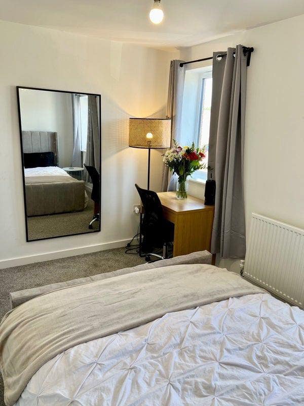 Modern Large Double Room  Main Photo